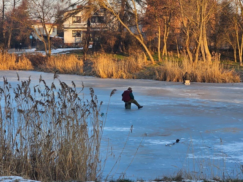 Wchodzenie na zamarznięte zbiorniki wodne to śmiertelne zagrożenie. Apel policji z Lublińca